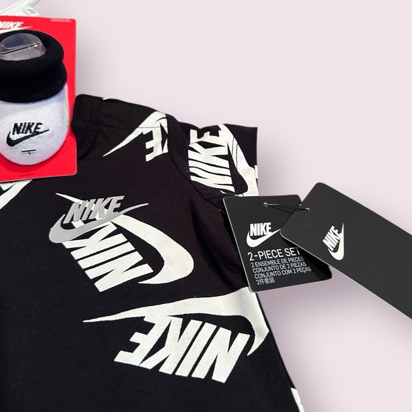 NWT Baby Nike Logo Print Black and White Bodysuit With Booties Set Size 0-6 Mon - Picture 4 of 8